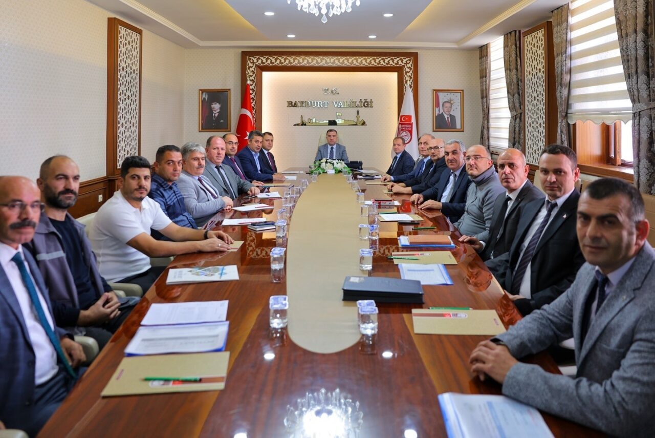 Bayburt'ta KÖYDES Projesi kapsamında gerçekleştirilen toplantıda, yol, içme suyu, sulama