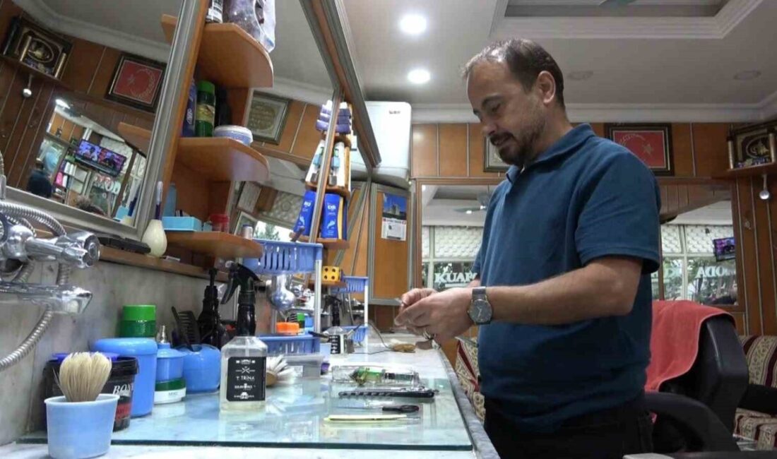 Siirt’te Geleneksel Berberlik Geleneği Sürdüren Aydın Ekin: “Müşterilerim Burada Gerçek Bir Berber Dükkanında Olduğunu Hissediyor” Siirt'te 26 yıllık berber Aydın Ekin, modern tıraş ve fön