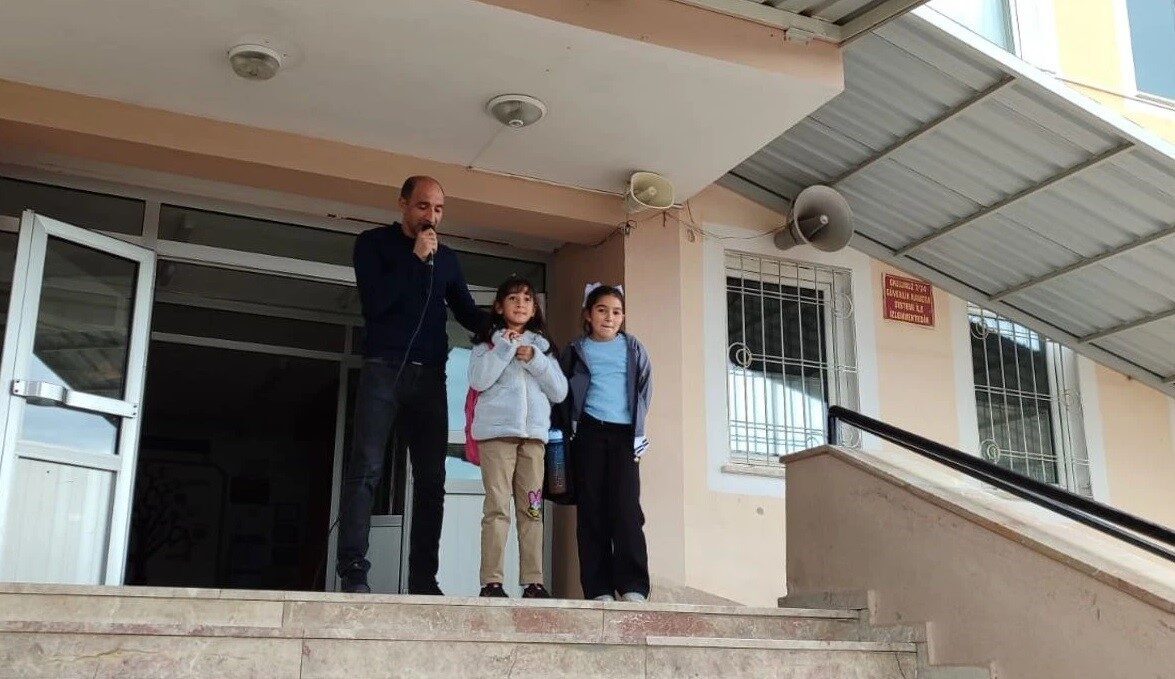 Erzincan’daki İlkokulda Sosyal Deneyle Çöpü Fark Eden Öğrenciler Ödüllendirildi