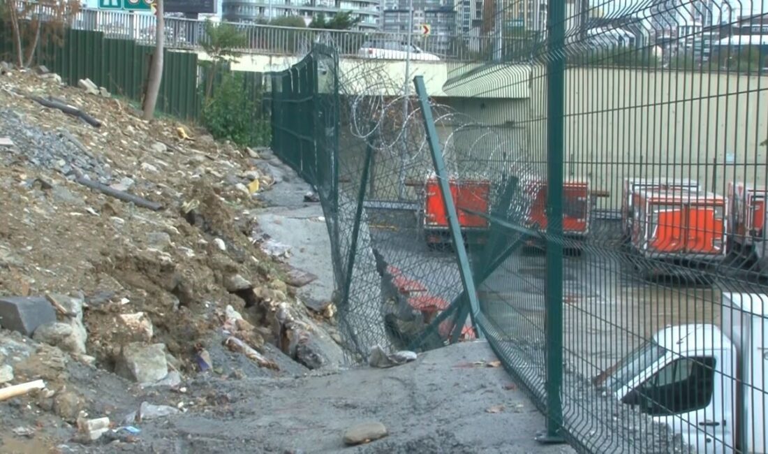 Küçükçekmece'de sağanak yağış sonrası bir dondurma fabrikasının istinat duvarı çöktü.