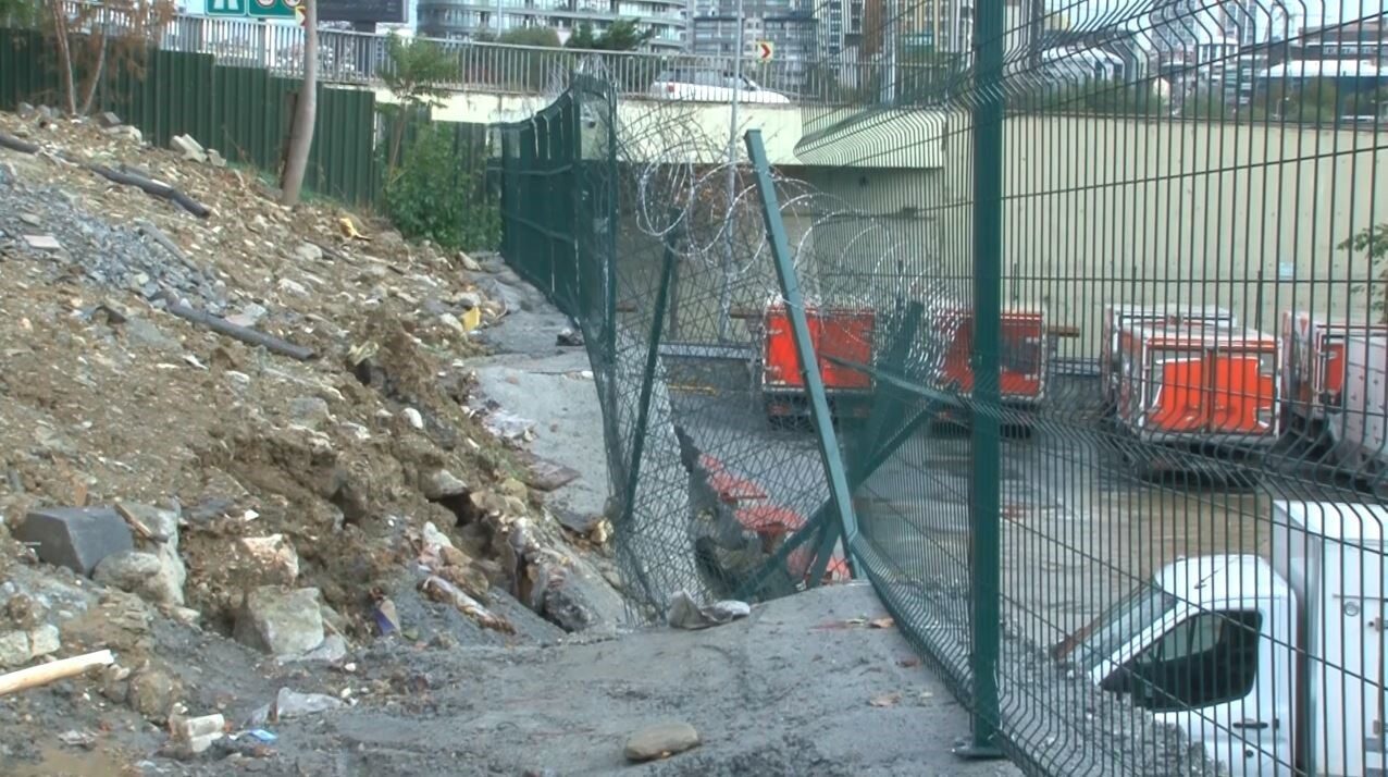Küçükçekmece'de sağanak yağış sonrası bir dondurma fabrikasının istinat duvarı çöktü.