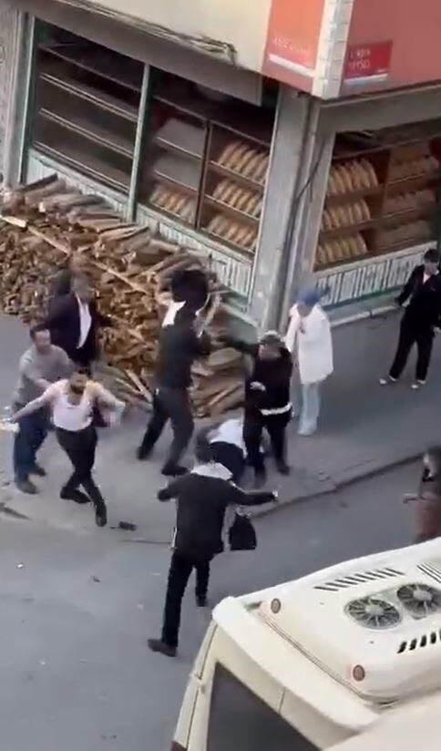 İstanbul Küçükçekmece'de iki aile arasında çıkan tartışma, kavgaya dönüştü. Fırının