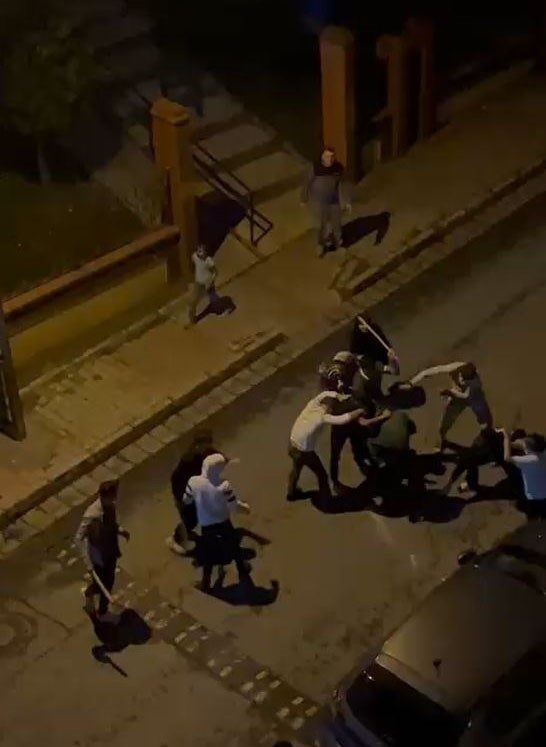 Küçükçekmece'de iki grup arasında çıkan tartışma, sopalı kavgaya dönüşerek büyüdü.
