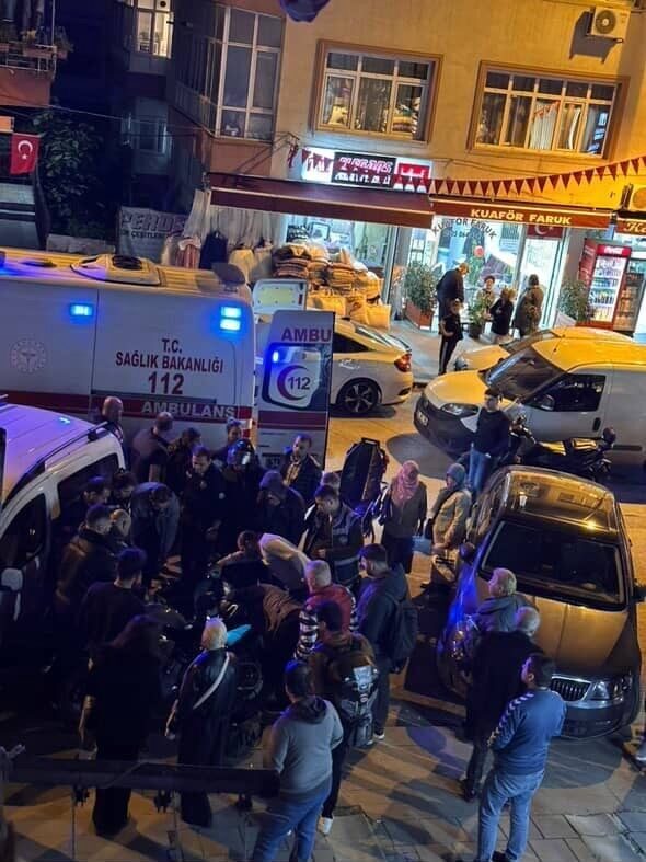 İstanbul Küçükçekmece’de bir motosikletin otomobille çarpışması sonucu sürücüsü sıkıştı. İtfaiye