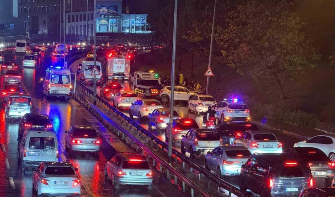 Küçükçekmece Sefaköy D-100 Karayolu'nda, yağmur yüzünden kayganlaşan yolda direksiyon hakimiyetini