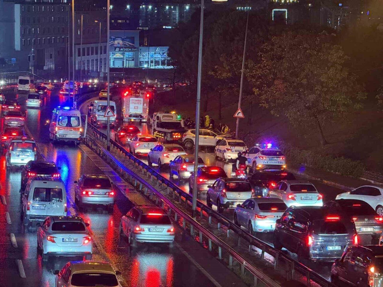 Küçükçekmece Sefaköy D-100 Karayolu'nda, yağmur yüzünden kayganlaşan yolda direksiyon hakimiyetini