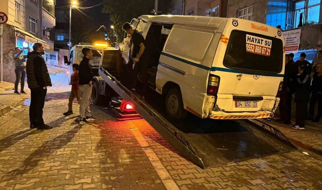 Küçükçekmece’de Hızlı Giden Araç Park Halindeki Araçlara Çarparak İki Yaralıya Neden Oldu İstanbul Küçükçekmece'de İshak Ç. yönetimindeki otomobil, hız yaparken park halindeki