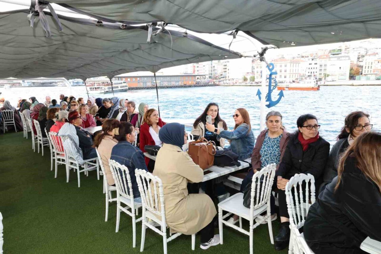 Küçükçekmece Belediyesi, iki bine yakın kadını Boğaz turlarında İstanbul'un tarihi