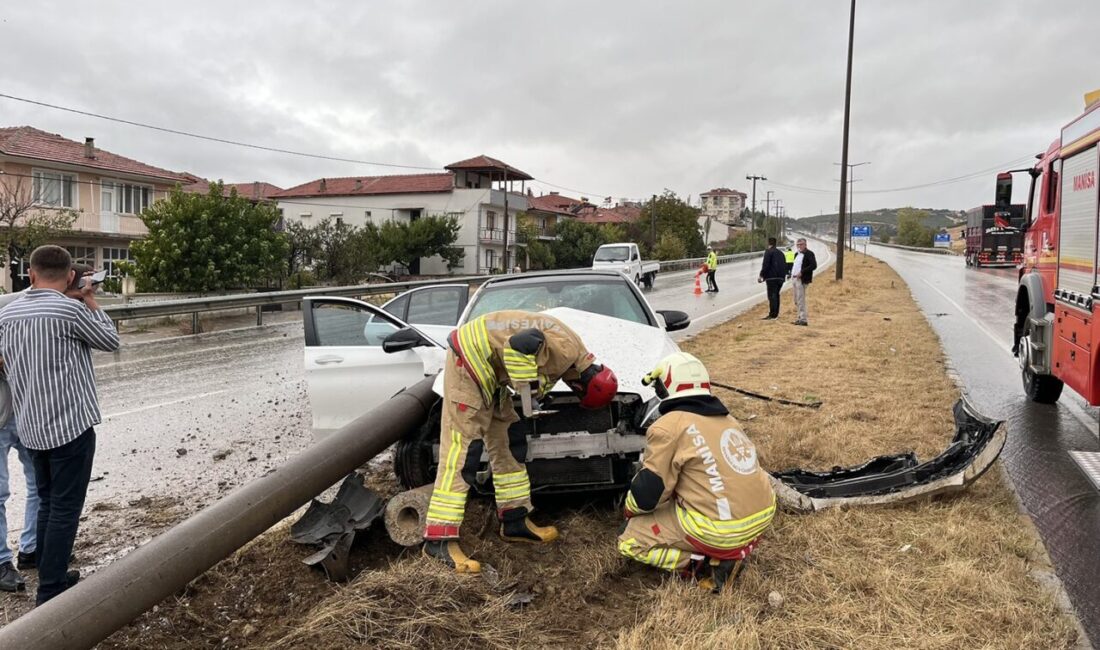 Kula’da Kaygan Yolda Kontrolden Çıkan Araç, Aydınlatma Direğine Çarptı; Yaralı Yok Manisa'nın Kula ilçesinde yağış sebebiyle kayganlaşan yolda S.O.D. yönetimindeki otomobil,
