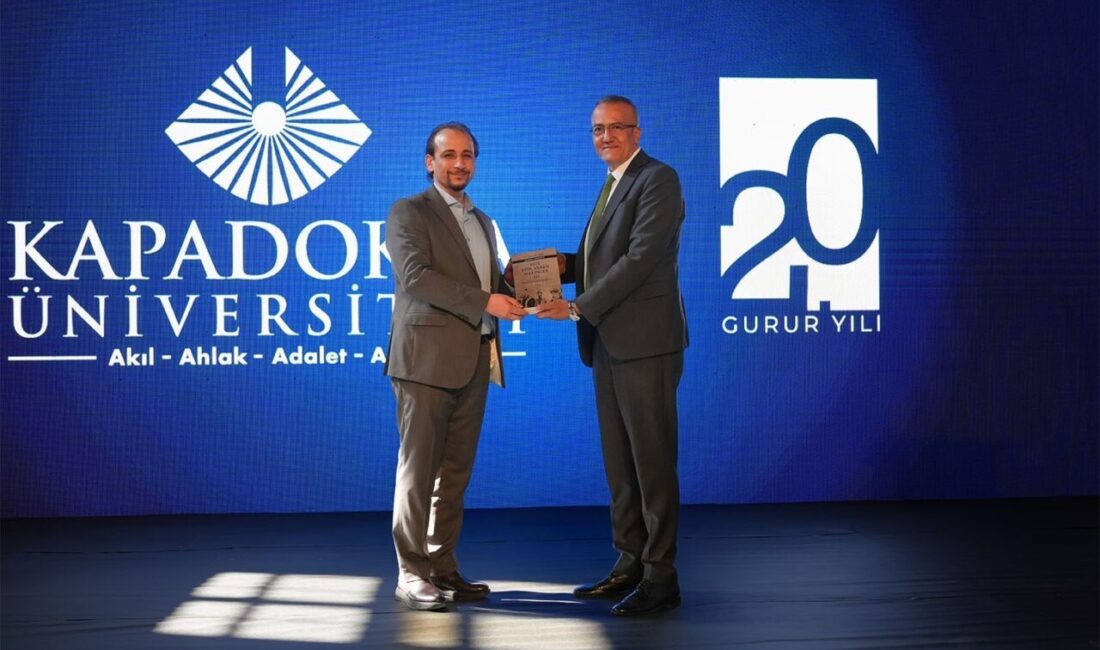 Kapadokya Üniversitesi’nde Gazze’nin Ele Alındığı Açılış Dersi Gerçekleştirildi Kapadokya Üniversitesi, 2025-2026 eğitim dönemi açılışında "Filistin, Gazze ve İnsanlık"