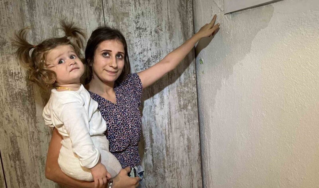 İzmir'in Karabağlar ilçesinde, patlayan su borusu nedeniyle evleri su basan