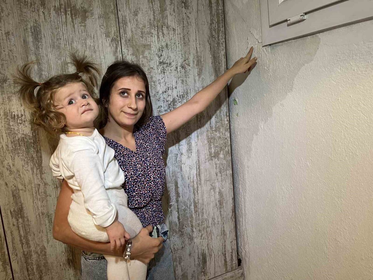 İzmir'in Karabağlar ilçesinde, patlayan su borusu nedeniyle evleri su basan