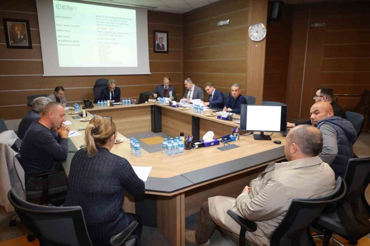 Kocaeli Büyükşehir Belediyesi'nin encümen toplantısında, kurallara uymayan 106 otobüs şoförüne