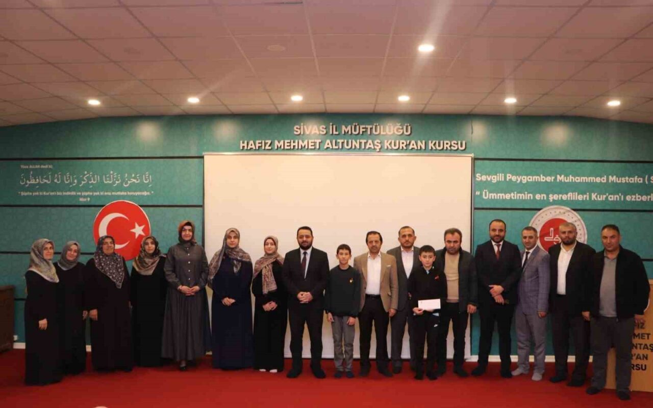 Sivas'ta gerçekleştirilen 2025 Hafızlık Kur'an Kursları arası yarışmalarda başarı gösteren