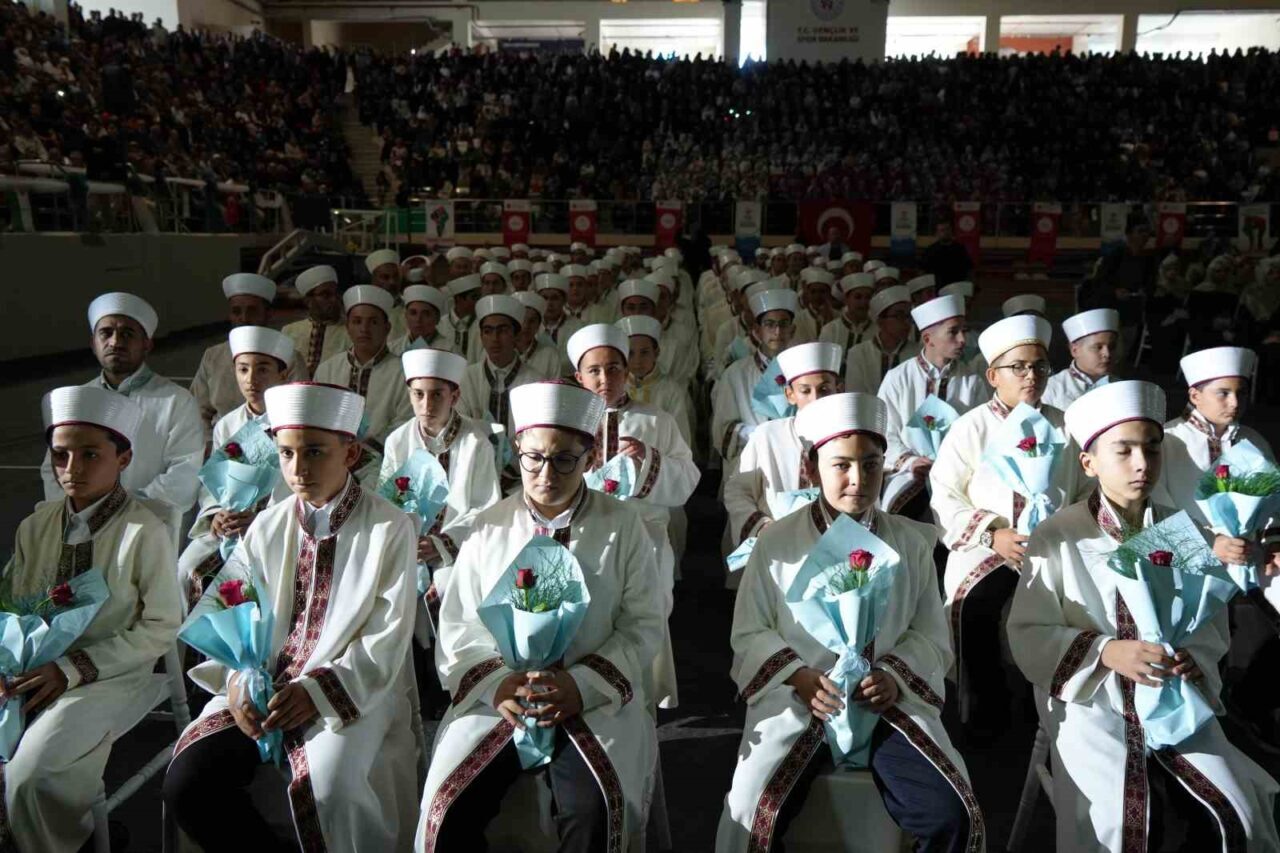 Erzincan'da düzenlenen Hafızlık İcazet Töreni'nde 163 öğrenci diplomasını aldı. Programa