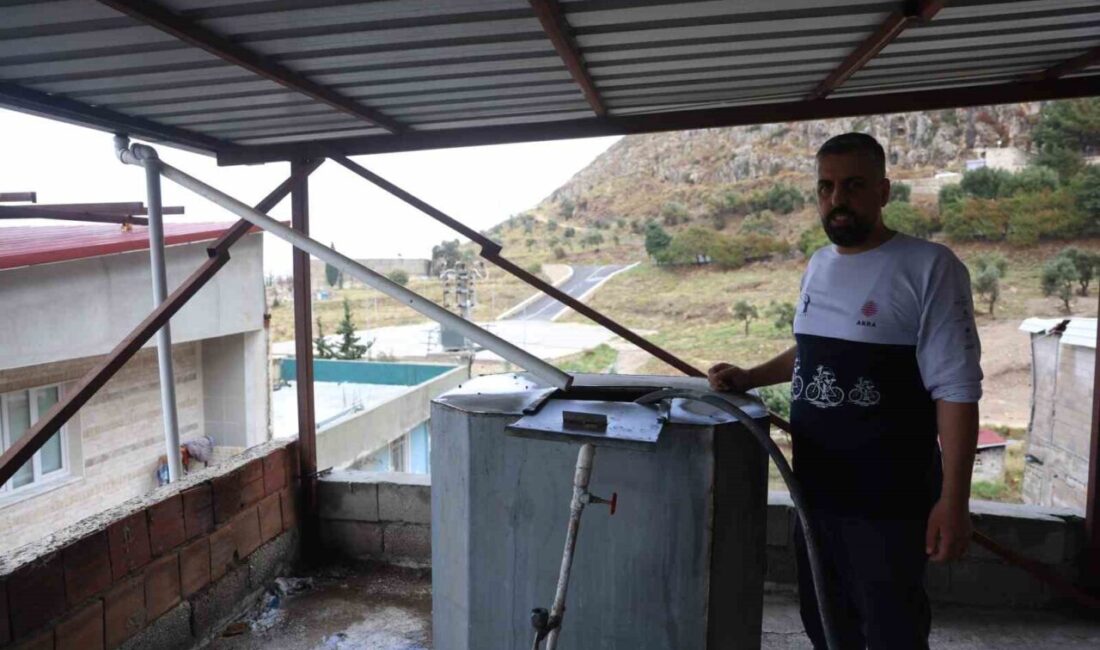 Hataylı Hasan Akkaya, Yağmur Suyunu Depolayarak Sıcak Günlerde Su Kesintilerinin Üstesinden Geliyor Hasan Akkaya, Hatay'da damında kurduğu sistemle yağmur suyu depolayarak banyo,