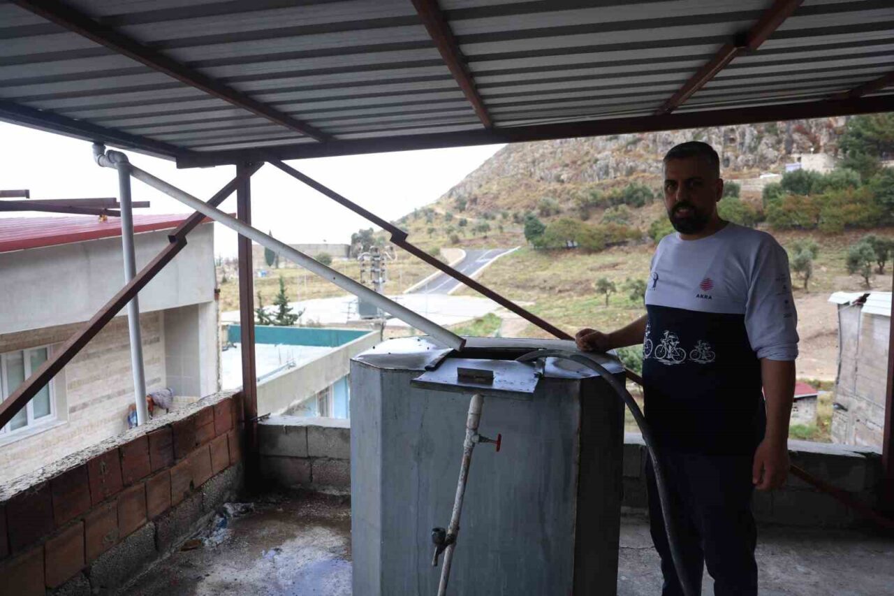 Hasan Akkaya, Hatay'da damında kurduğu sistemle yağmur suyu depolayarak banyo,