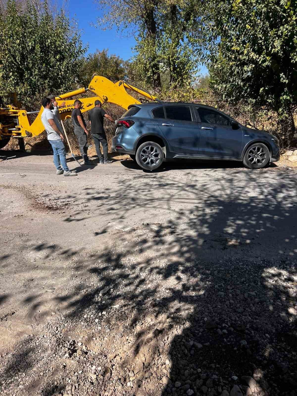 Siirt'in Kurtalan ilçesinde Seyrantepe Mahallesi'nde bir otomobil, sürücüsünün kontrolü kaybetmesi