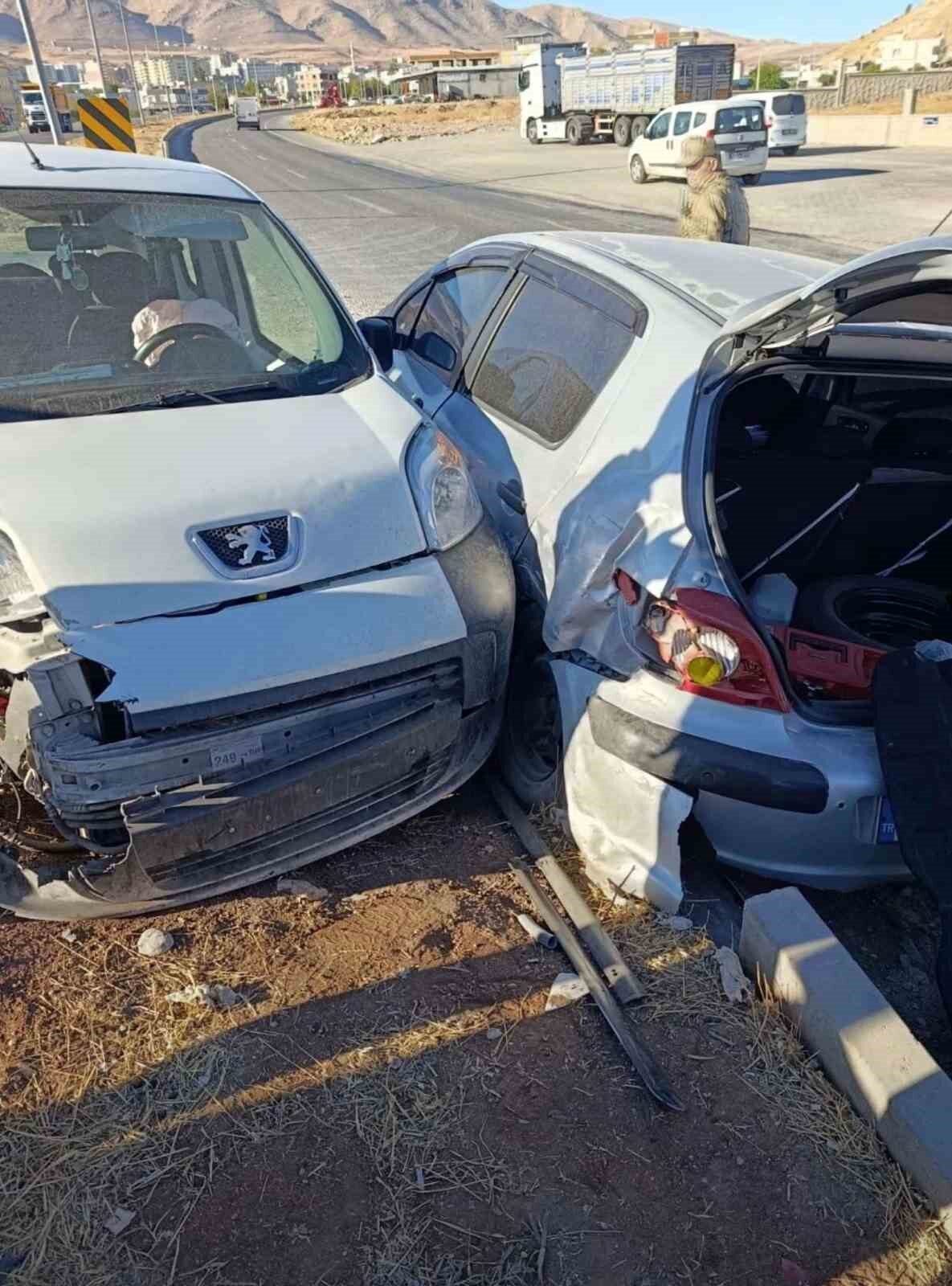 Siirt'in Kurtalan ilçesinde iki aracın çarpışması sonucu bir kişi yaralandı.