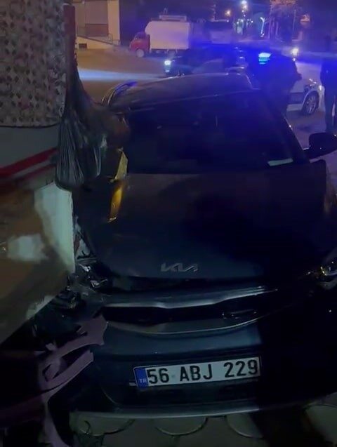 Siirt'in Kurtalan ilçesinde Nihat Özdemir Caddesi'nde meydana gelen kazada, virajı