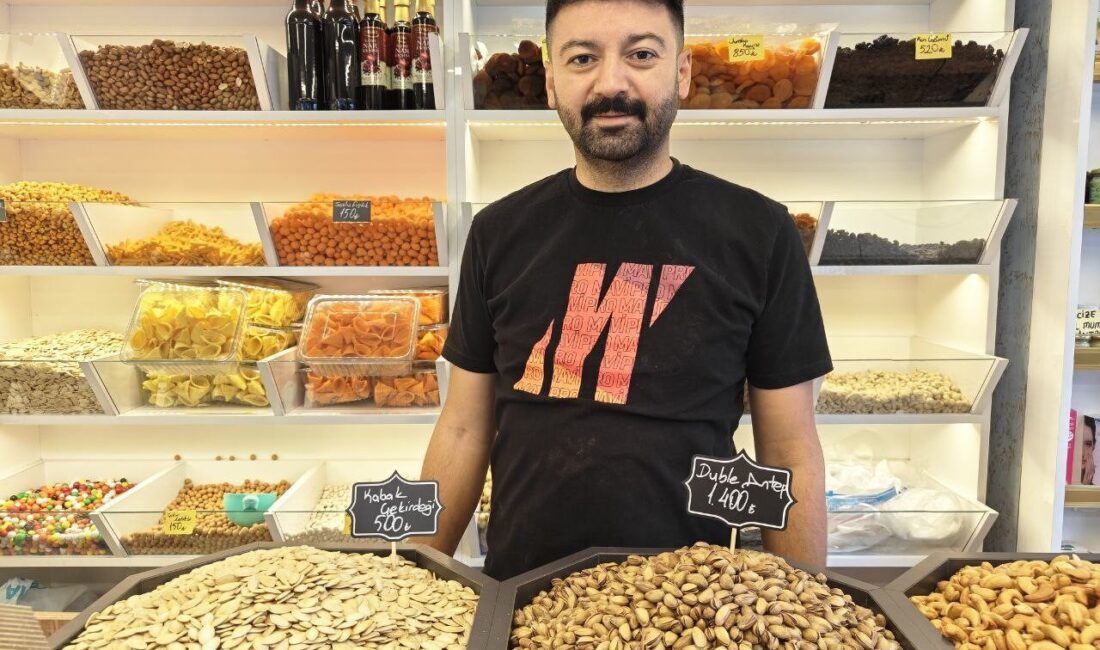 Kayseri'de 20 yıldır kuruyemişçilik yapan Arif Cankı, Antep Fıstığı ve