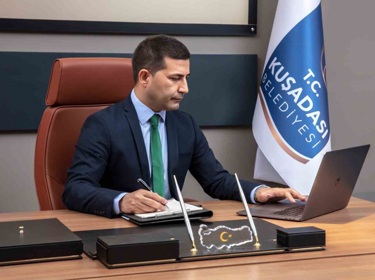 Kuşadası Belediye Başkanı Ömer Günel, Efeler'deki gazeteci saldırısını kınayarak, olayın