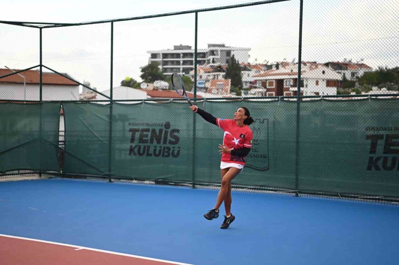 Kuşadası Tenis Kulübü'nde Başkan Ömer Günel'in desteğiyle düzenlenen 'Cumhuriyet Kupası'