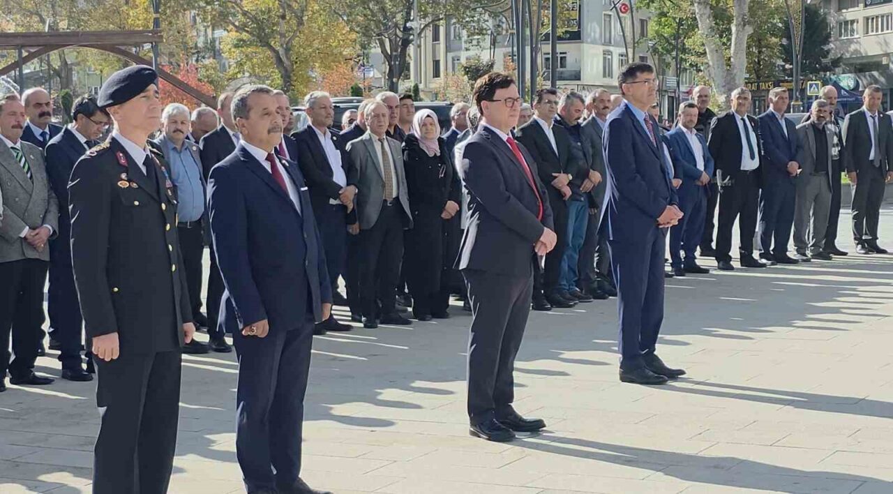 Kütahya’da 19 Ekim Muhtarlar Günü dolayısıyla düzenlenen törende, Vali Yardımcısı