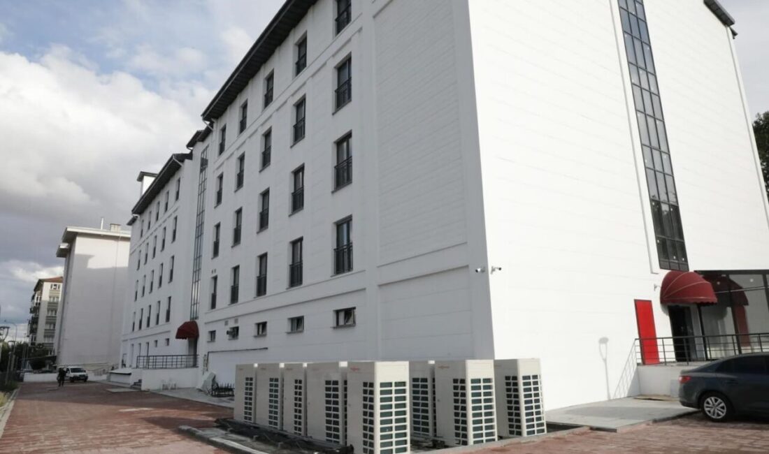 Kütahya Valisi Musa Işın, yeni Kütahya Öğretmenevi'nde incelemelerde bulundu. İnşaat