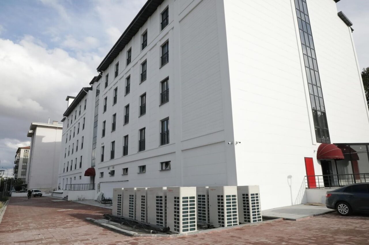 Kütahya Valisi Musa Işın, yeni Kütahya Öğretmenevi'nde incelemelerde bulundu. İnşaat