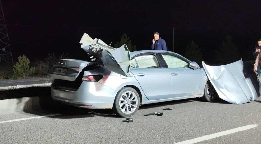 Kütahya'da yaşanan trafik kazasında Bezmi Barış Çakmak'ın kullandığı otomobil, kamyonla