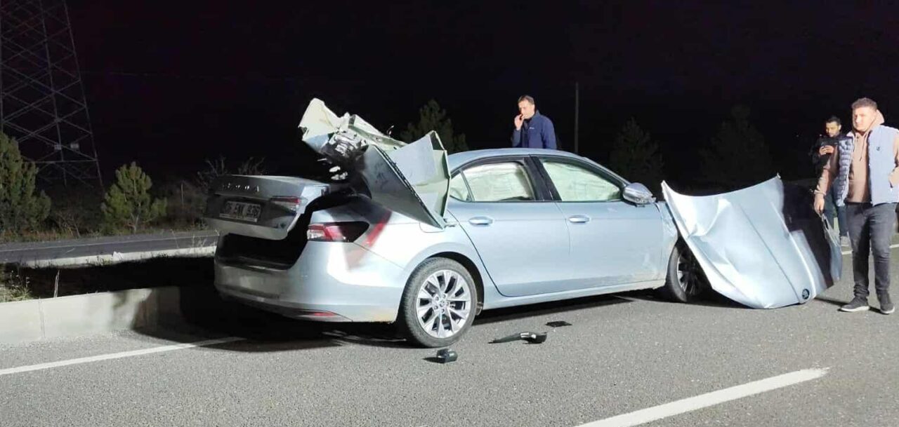 Kütahya'da yaşanan trafik kazasında Bezmi Barış Çakmak'ın kullandığı otomobil, kamyonla