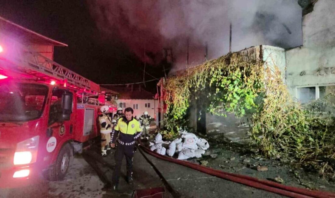 Kütahya’daki İki Katlı Bina Yangınında Bir Kişi Hastaneye Kaldırıldı, Yangın Kontrol Altına Alındı Kütahya'nın Sultanbağı Mahallesi'nde bir bina çatı katında çıkan yangın, itfaiye