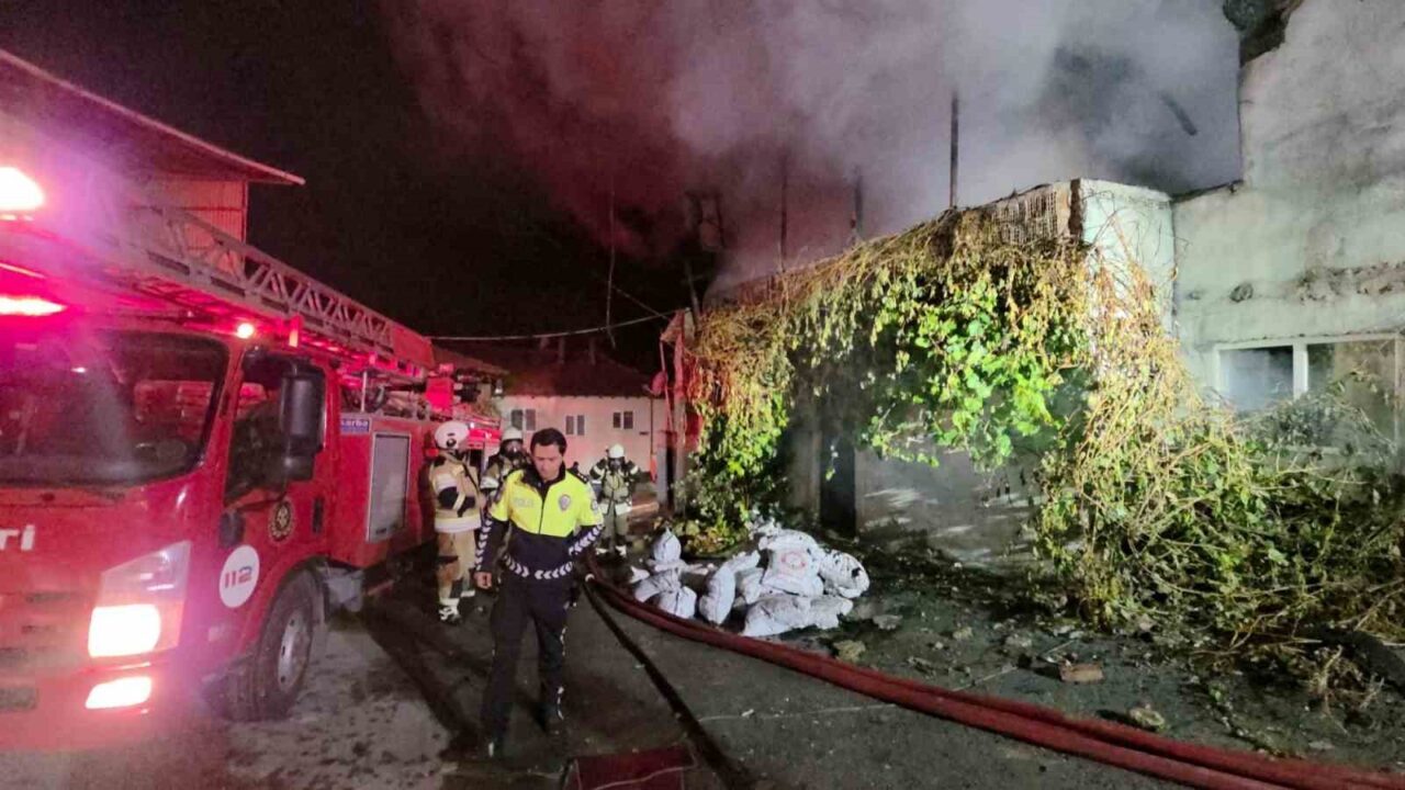 Kütahya'nın Sultanbağı Mahallesi'nde bir bina çatı katında çıkan yangın, itfaiye