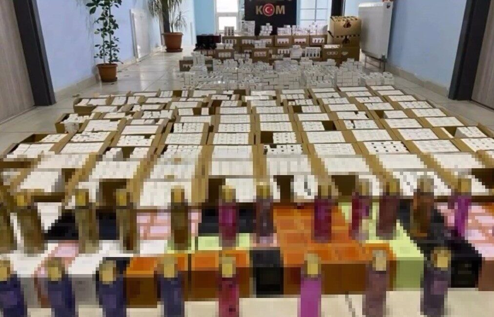 Kütahya'nın Tavşanlı ilçesinde düzenlenen operasyonda araçta 3 bin 755 şişe