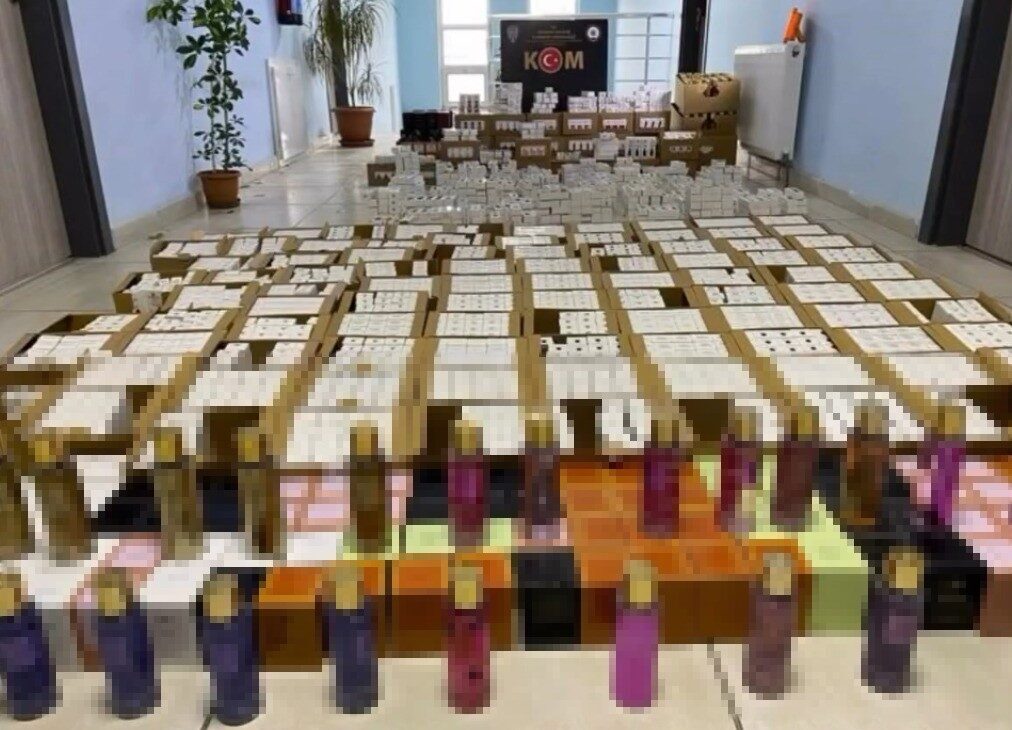 Kütahya'nın Tavşanlı ilçesinde düzenlenen operasyonda araçta 3 bin 755 şişe