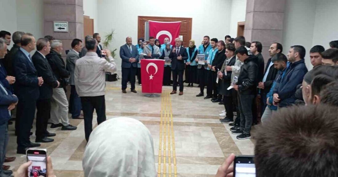 Kütahya Dumlupınar Üniversitesi'nde düzenlenen basın açıklamasında, DPÜ Geçerken Topluluğu üyesi
