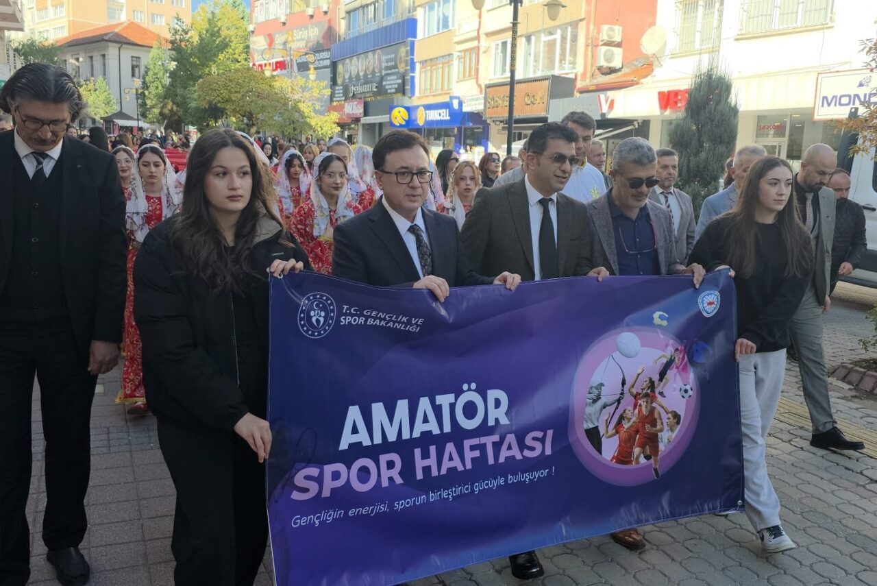 Kütahya'da, Amatör Spor Haftası etkinlikleri coşkulu bir yürüyüşle başladı. Gençlik
