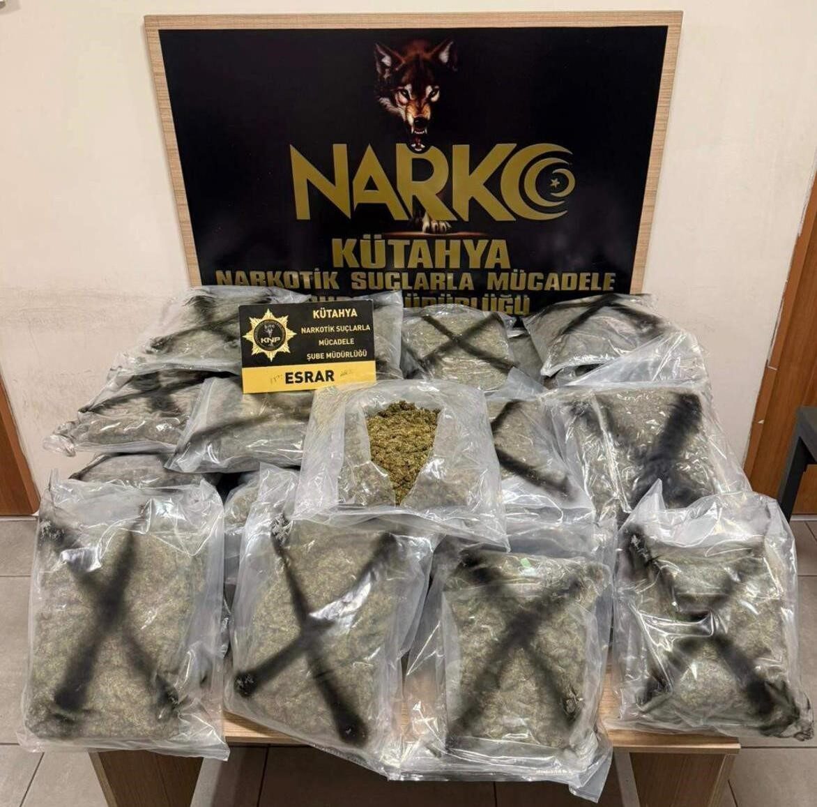 Kütahya'da Narkotik Suçlarla Mücadele ekipleri, düzenledikleri operasyonda bir kamyonda 33