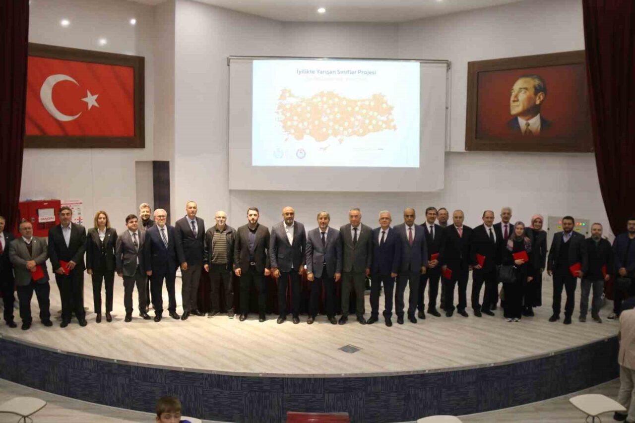 Kütahya'da "İyilikte Yarışan Sınıflar" projesi çerçevesinde düzenlenen ödül programında, İl