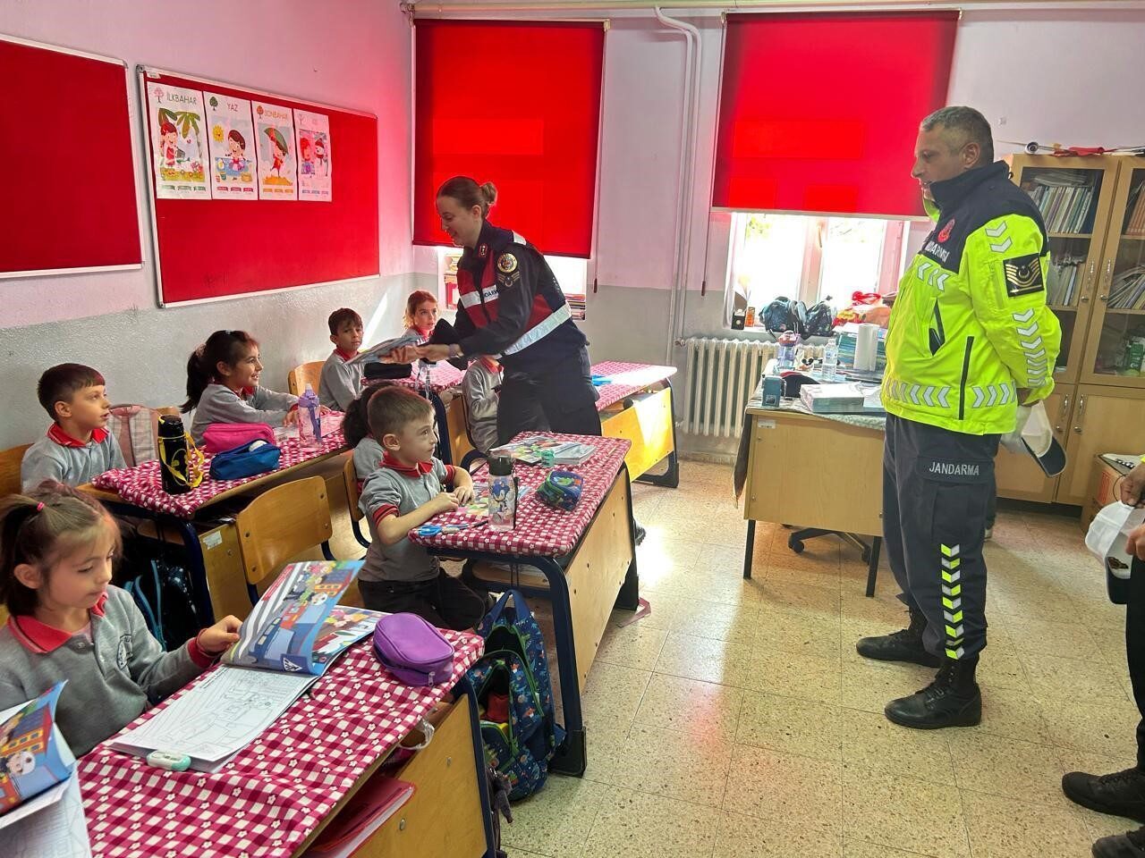 Kütahya İl Jandarma Komutanlığı, "Güvenli Okul Güvenli Gelecek" projesi kapsamında