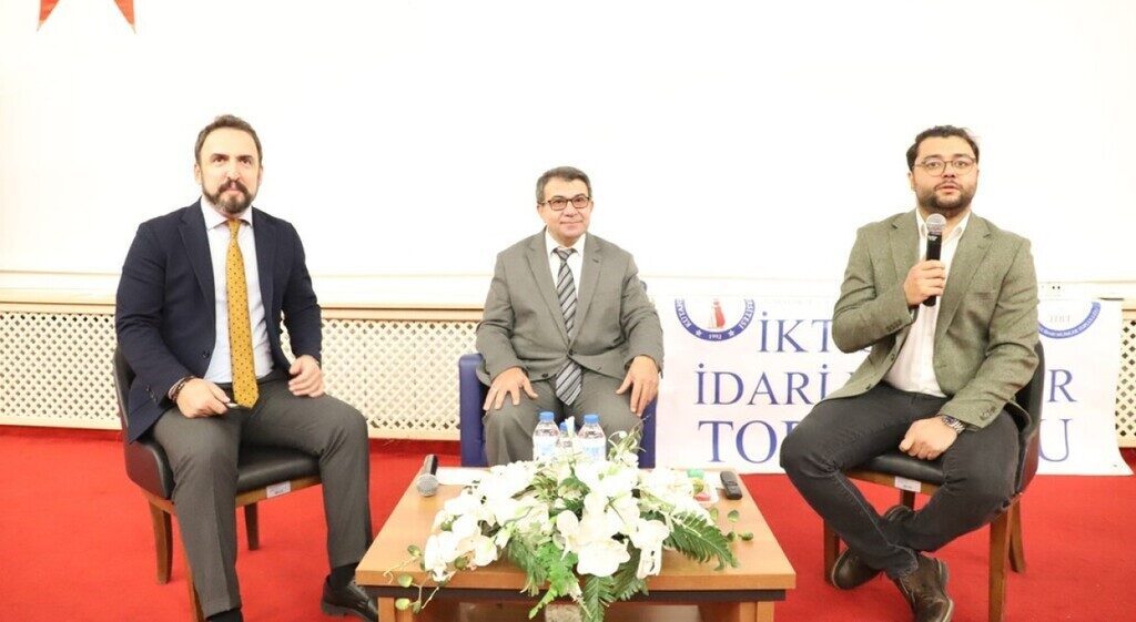 Kütahya Dumlupınar Üniversitesi’nde Kamu Sektöründe Kariyer İmkanları Ele Alındı Kütahya Dumlupınar Üniversitesi İktisadi ve İdari Bilimler Fakültesi'nde "Kamuda Kariyer"