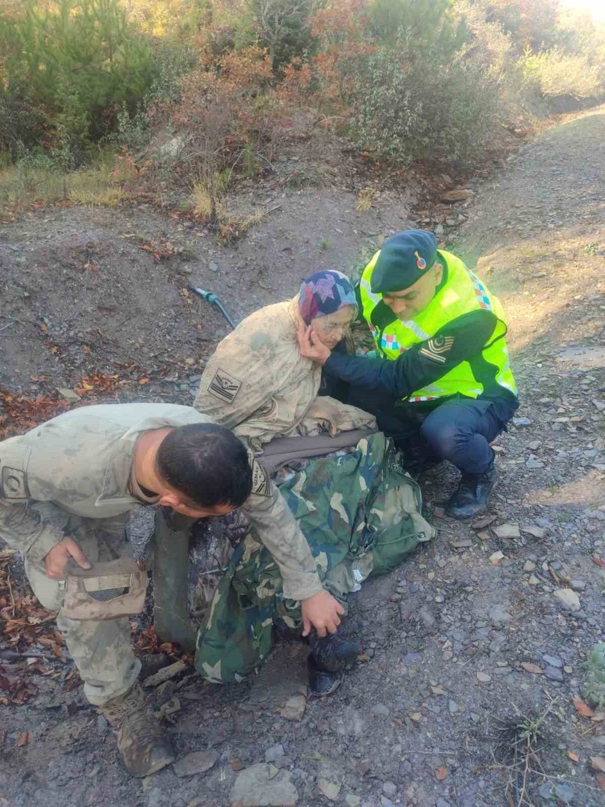 Kütahya’da kaybolan 87 yaşındaki kadın, 20 saat süren arama çalışmalarının ardından sağ olarak bulundu.