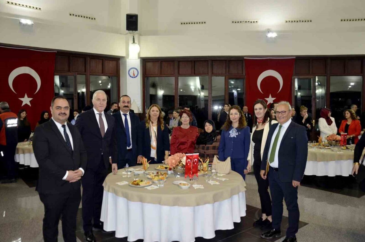 Kütahya Valisi Musa Işın'ın ev sahipliğinde, Cumhuriyet Bayramı nedeniyle yapılan