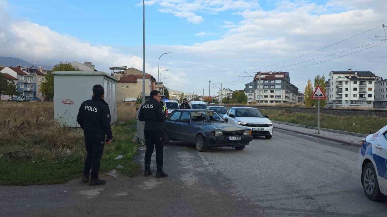 Kütahya'nın Bahçelievler Mahallesi'nde bir otomobil, yolun karşısına geçmeye çalışan B.K.