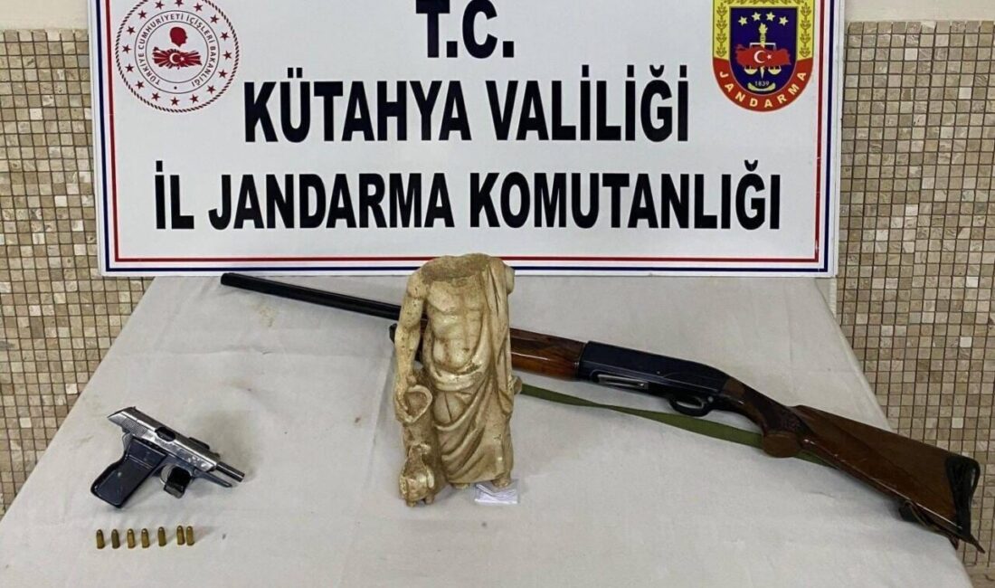 Kütahya’nın Emet ilçesindeki jandarma, Kırgıl köyünde bir evde yapılan operasyonda