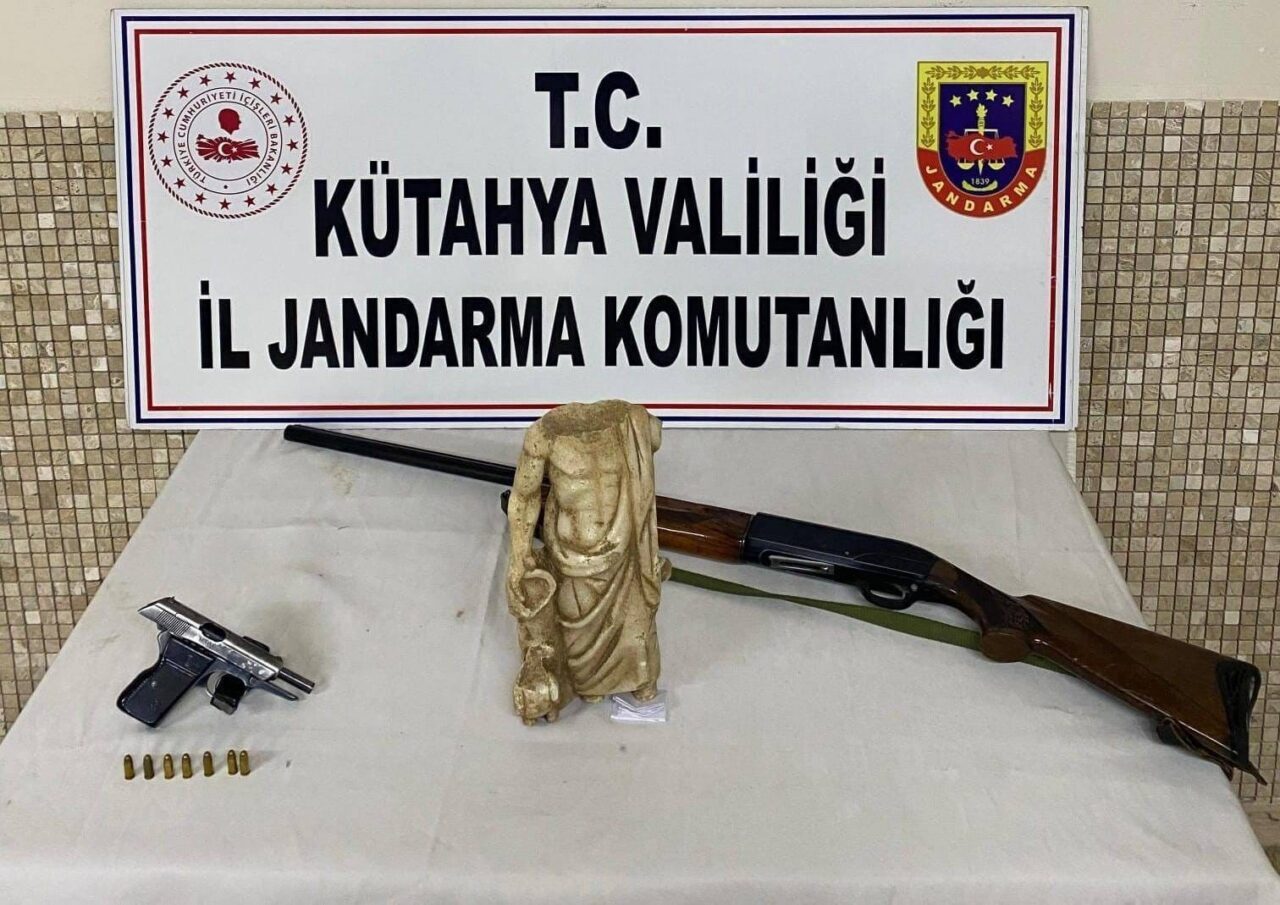 Kütahya’nın Emet ilçesindeki jandarma, Kırgıl köyünde bir evde yapılan operasyonda