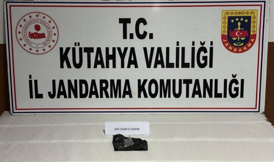 Kütahya’da Jandarma Ekiplerinden Uyuşturucu Operasyonu: 5 Gözaltı, 1 Tutuklama Kütahya'da jandarma, uyuşturucu madde kullanımı ve ticaretine yönelik gerçekleştirdiği operasyonlarda,