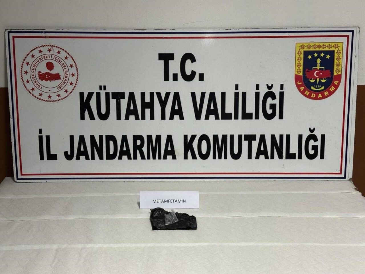 Kütahya'da jandarma, uyuşturucu madde kullanımı ve ticaretine yönelik gerçekleştirdiği operasyonlarda,