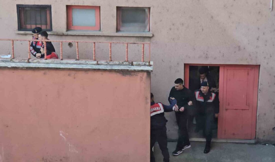 Safranbolu’daki kuyumcu soygununda yakalanan şüpheliler ilk kez hakim karşısında Karabük'ün Safranbolu ilçesinde kuyumcuda 20 kilo altın çalan Cemal Ç.